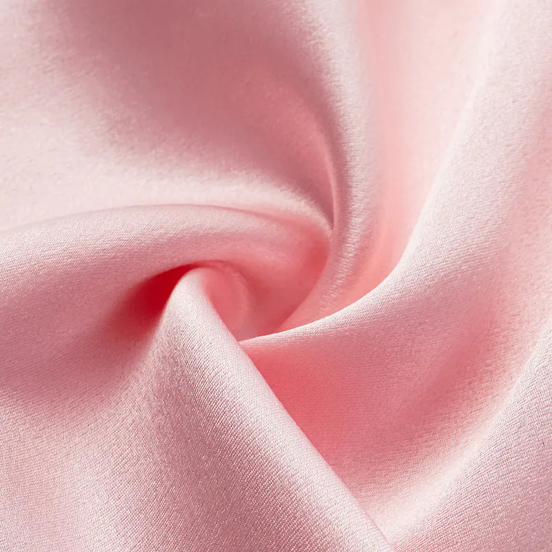 “Date night elegance. ” 100% 真絲立褶上衣— 粉紅