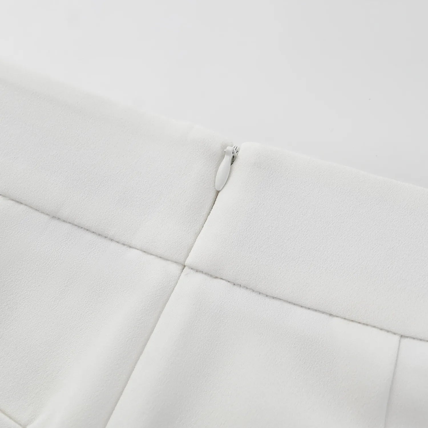 ”The Atelier.” 抗皺肌理醋酸高級訂製軟馬甲工藝高腰九分褲—白