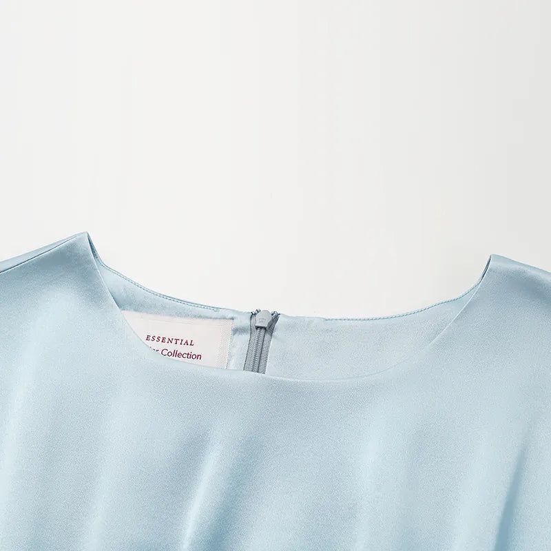 “Date night elegance. ” 100% 真絲立褶上衣— 天藍