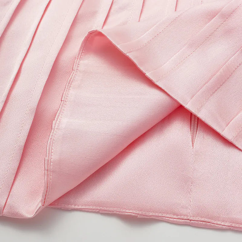 “Date night elegance. ” 100% 真絲立褶上衣— 粉紅