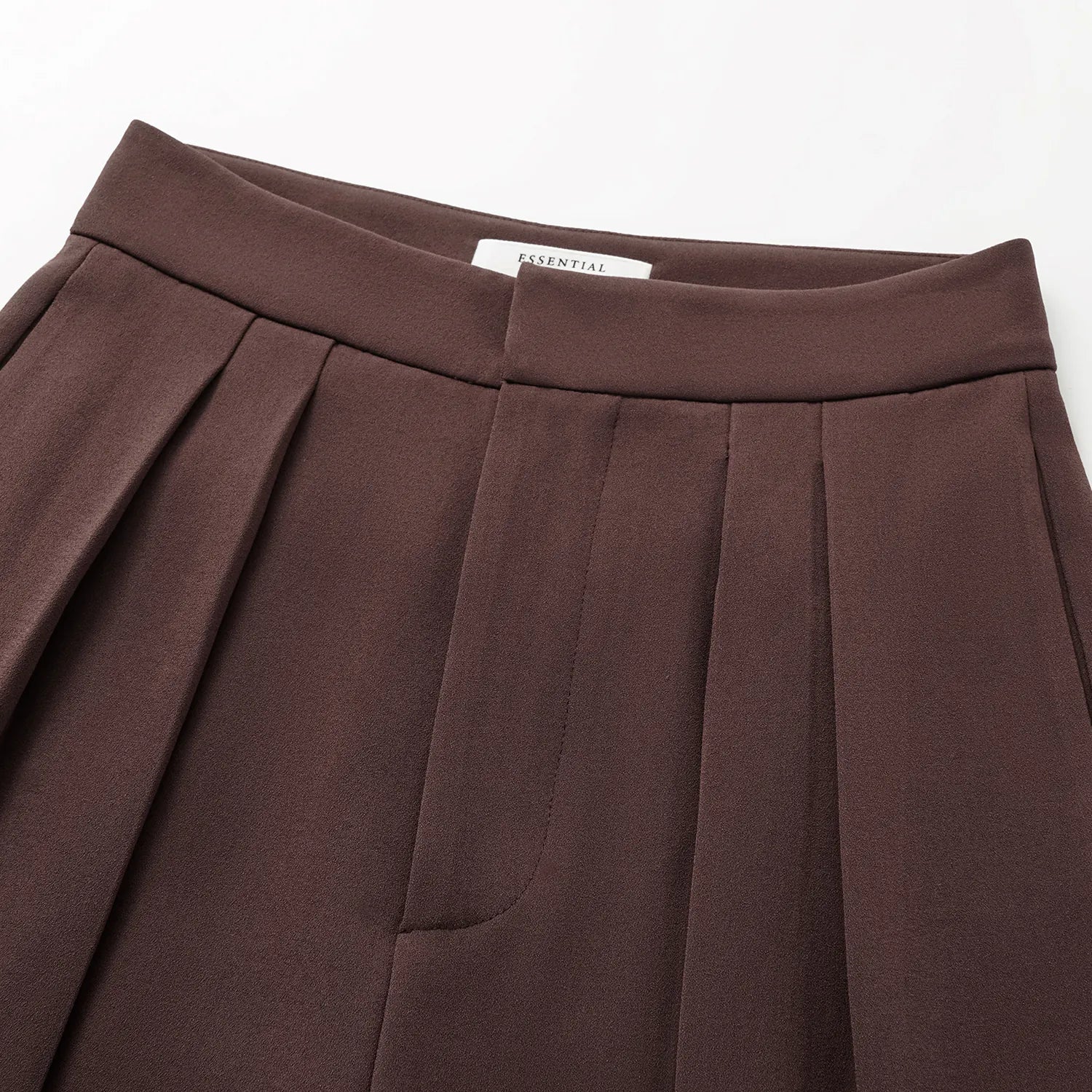 “Speak Sleek.” 抗皺肌理醋酸特殊剪裁闊腿長褲—麂皮棕