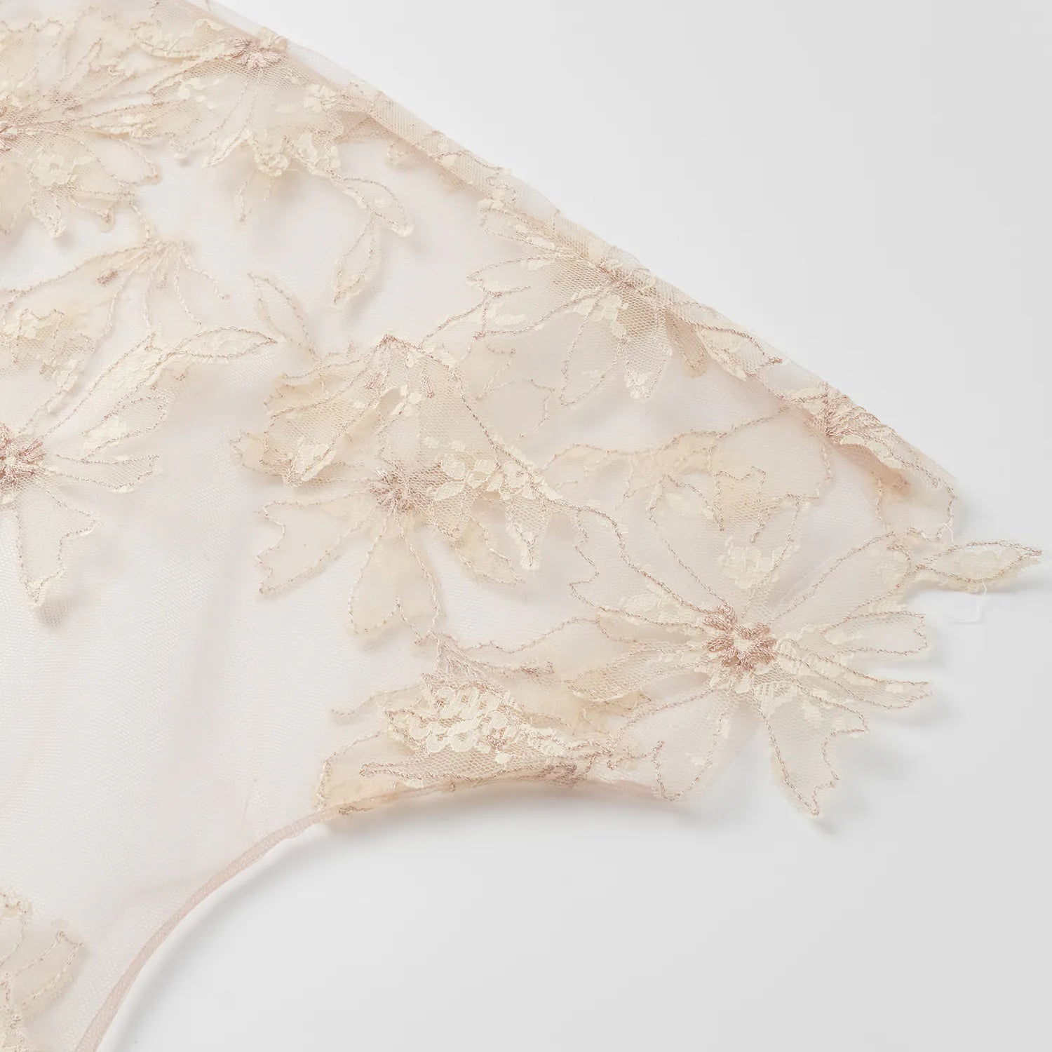 “Quiet Mastery”  法國頂級手工畫藝蕾絲上衣—Blush & Bloom