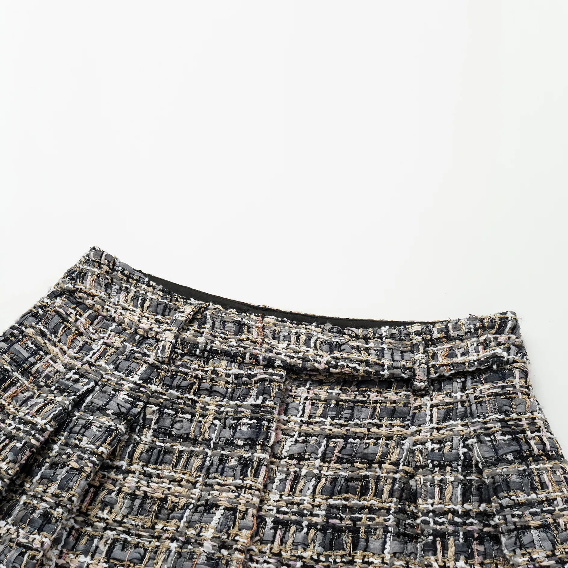 “Knightsbridge citywalk.” 花呢短褲