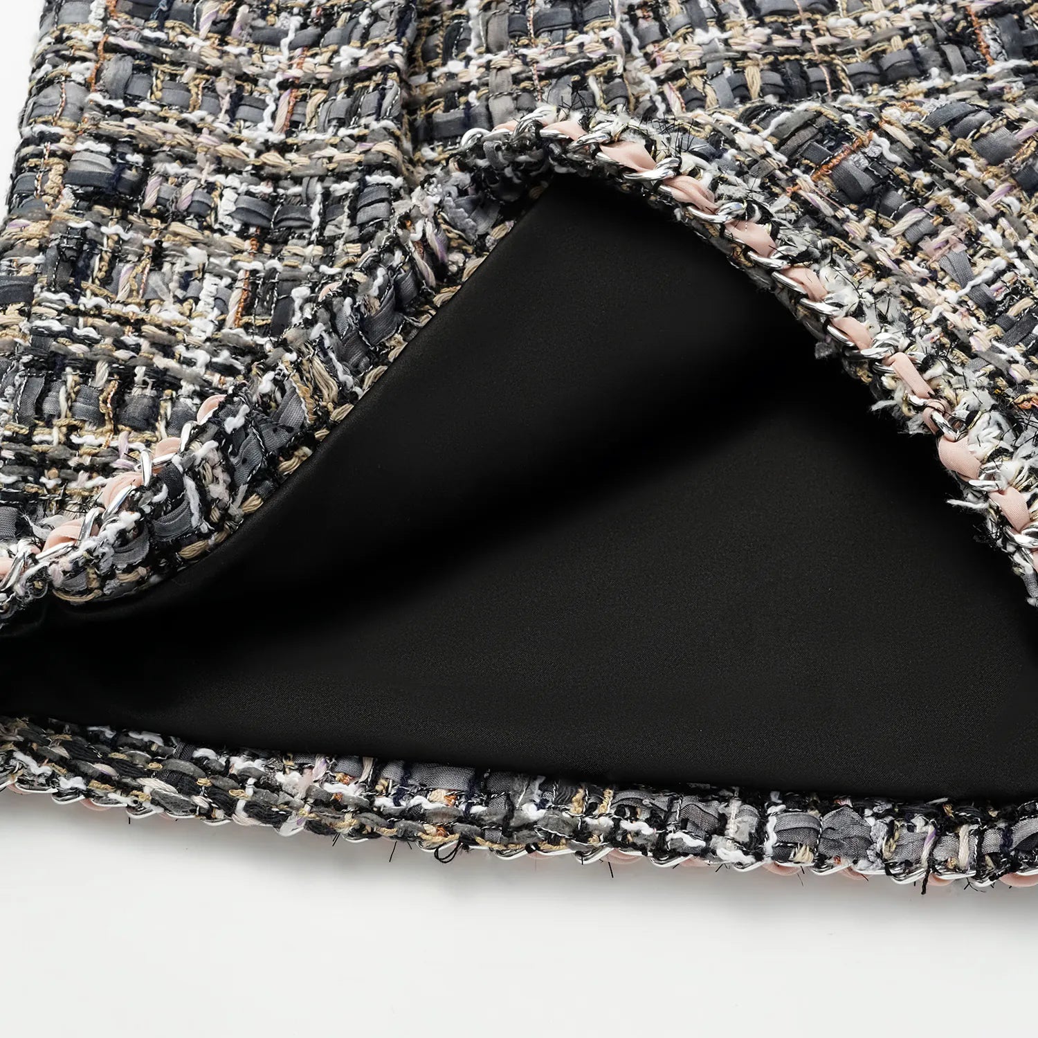 “Knightsbridge citywalk.” 花呢短褲