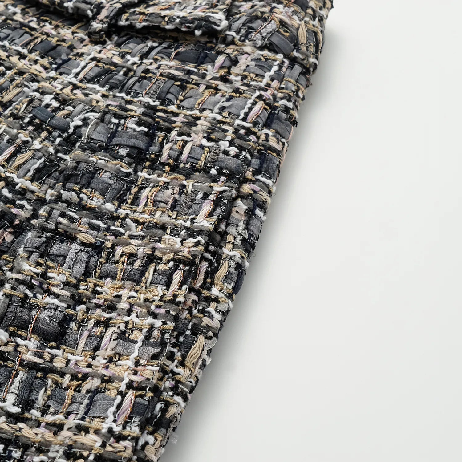 “Knightsbridge citywalk.” 花呢短褲