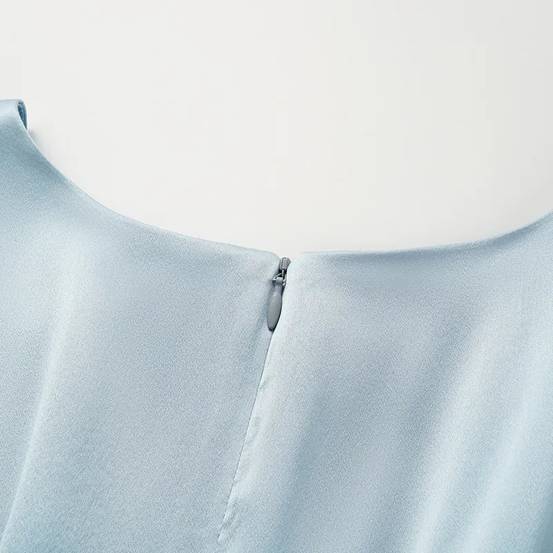 “Date night elegance. ” 100% 真絲立褶上衣— 天藍