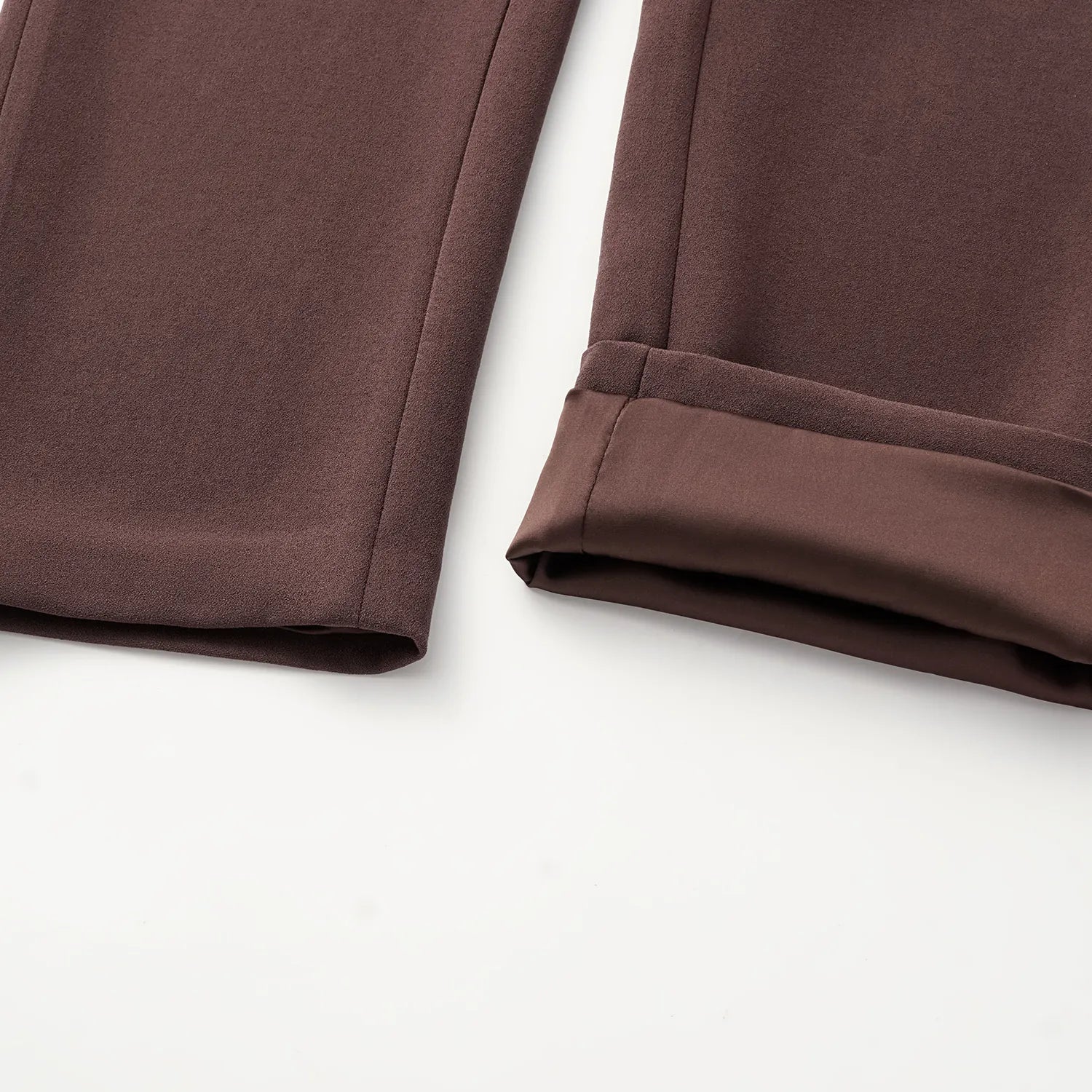 “Speak Sleek.” 抗皺肌理醋酸九分褲—麂皮棕