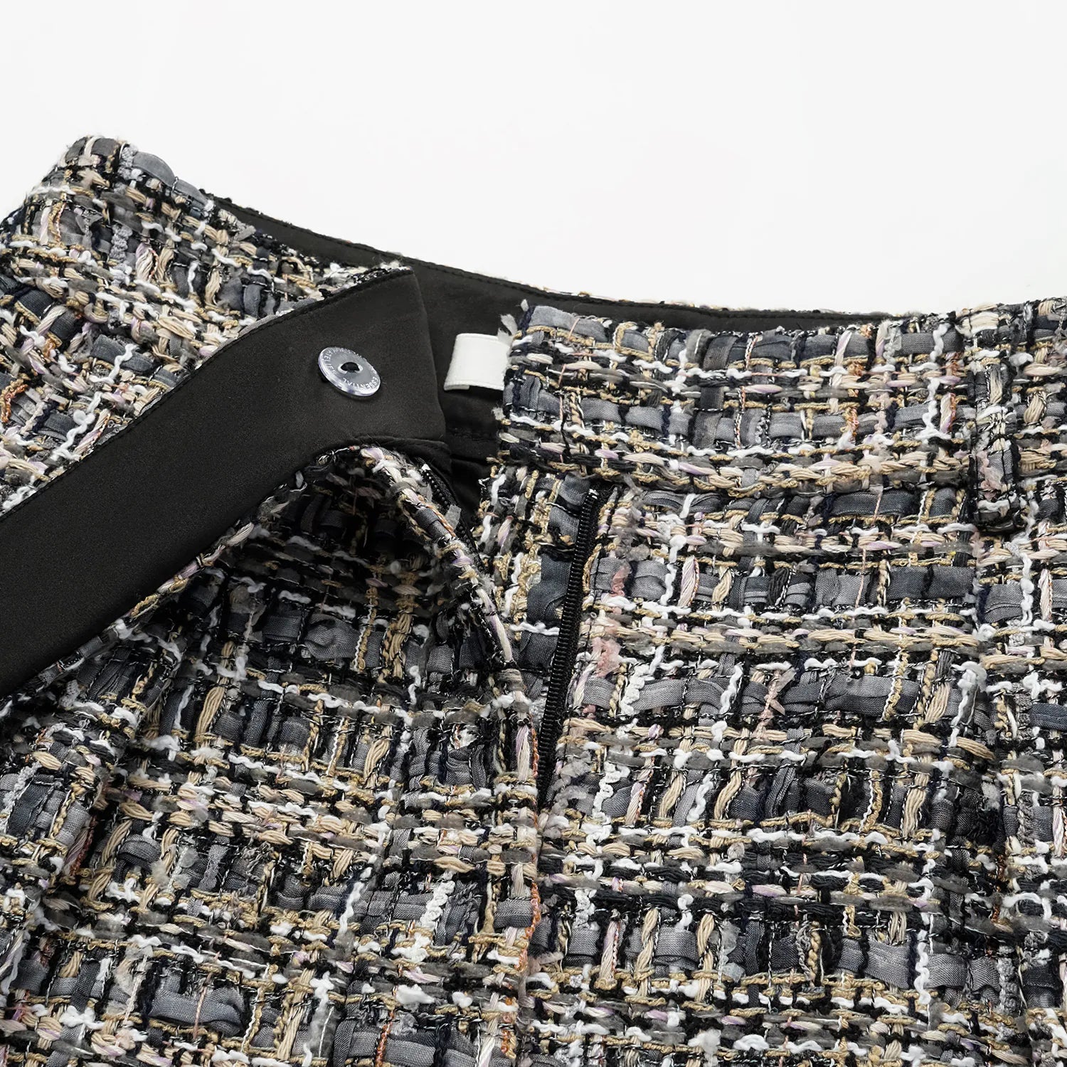 “Knightsbridge citywalk.” 花呢短褲