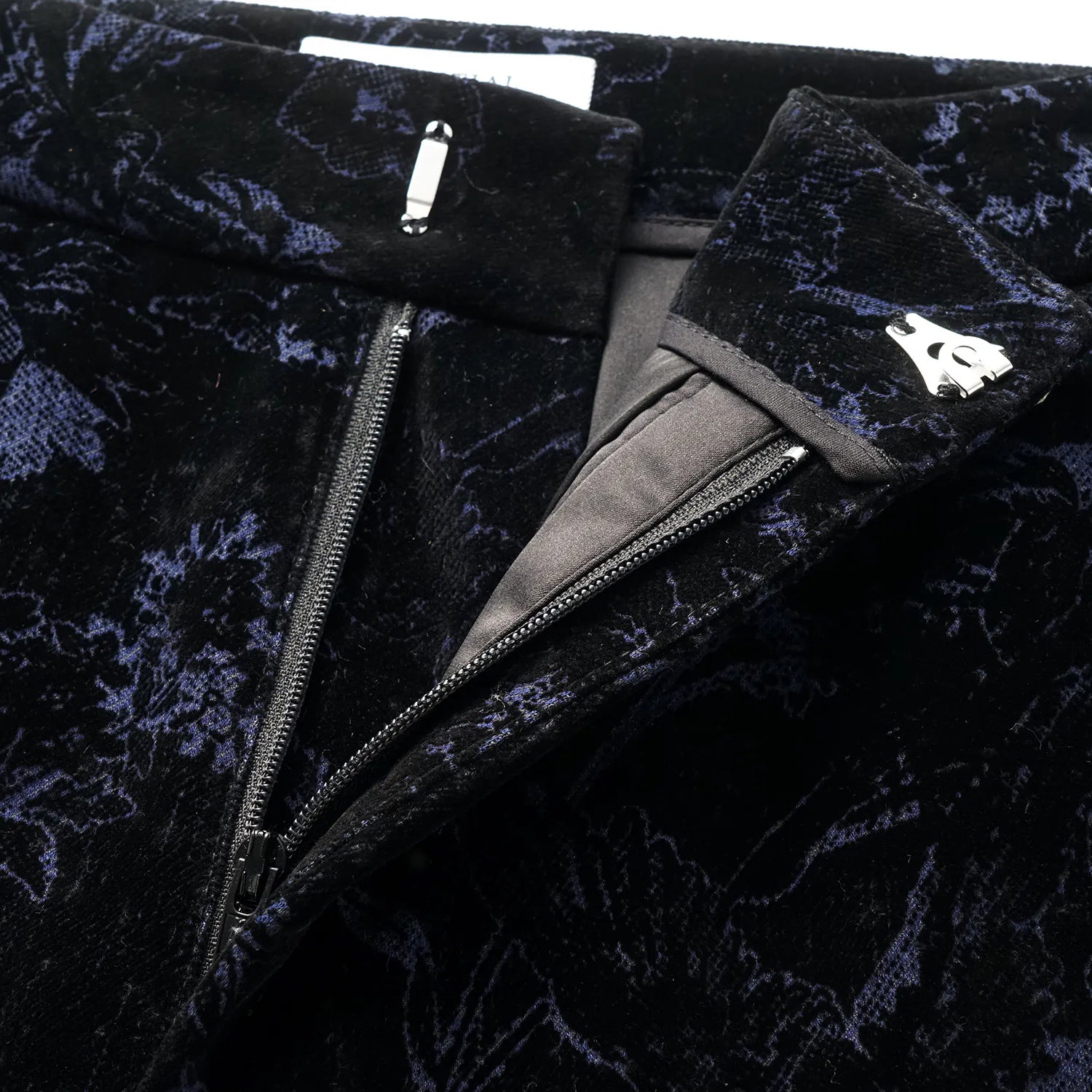 "慵倚春意" 暗紋絨藝提花工藝牛仔喇叭褲