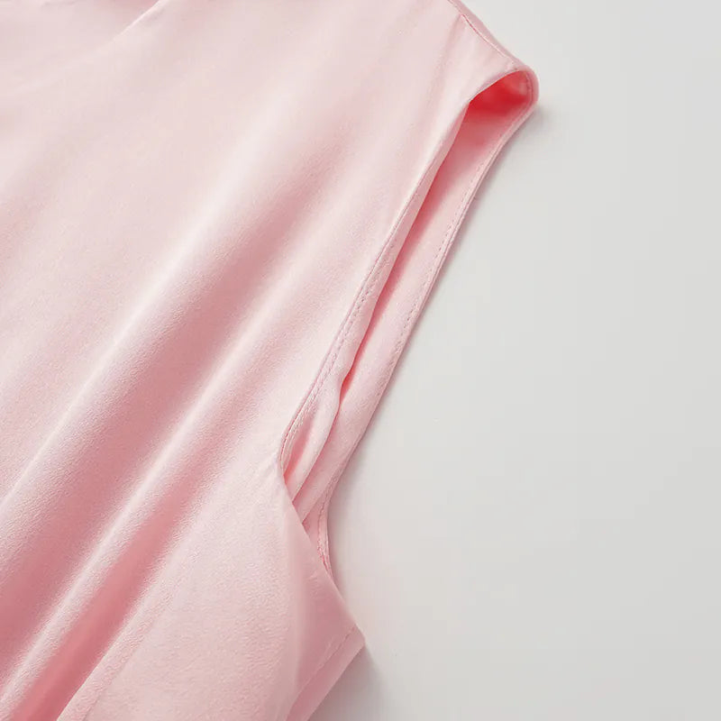 “Date night elegance. ” 100% 真絲立褶上衣— 粉紅