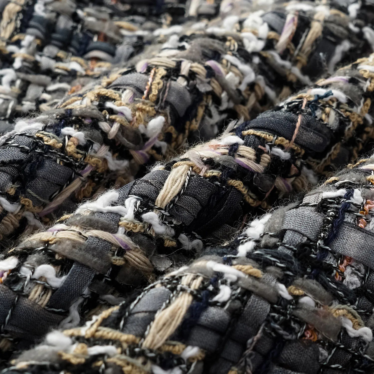 “Knightsbridge citywalk.” 花呢短褲