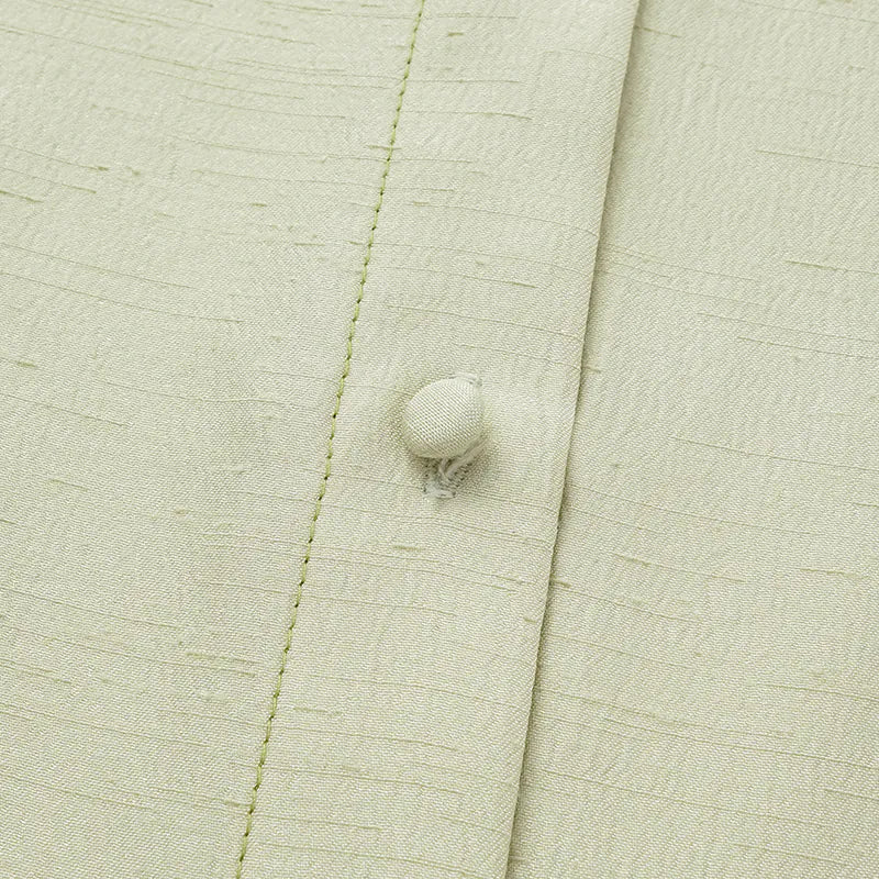 “Sloane Ave glam.” 鏤空設計襯衫— 氣泡綠 (霧面/緞面)