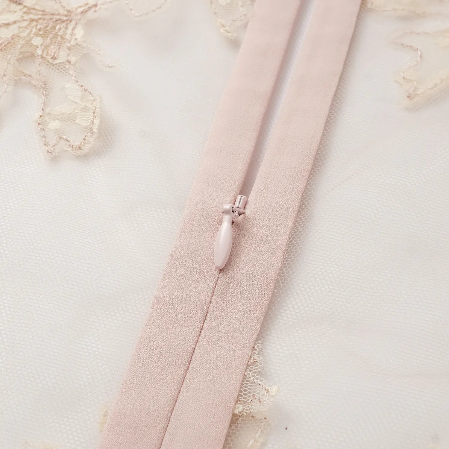 “Quiet Mastery”  法國頂級手工畫藝蕾絲上衣—Blush & Bloom