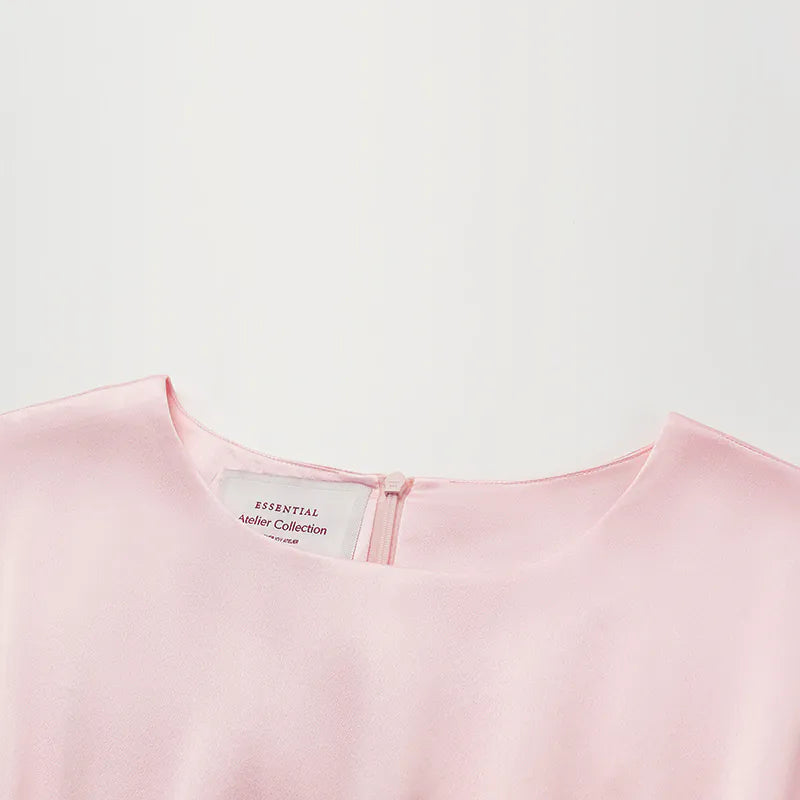 “Date night elegance. ” 100% 真絲立褶上衣— 粉紅