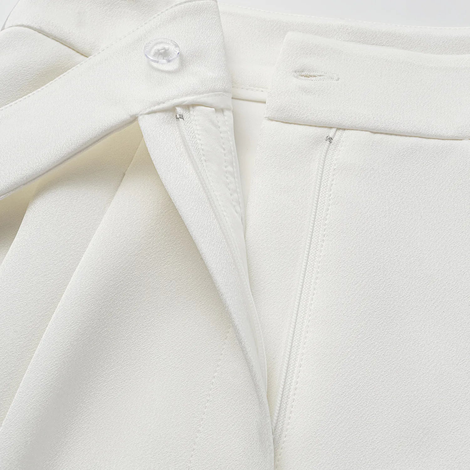 "Speak Sleek." 醋酸短褲—White