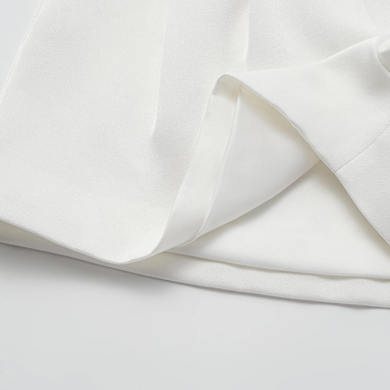 "Speak Sleek." 醋酸短褲—White