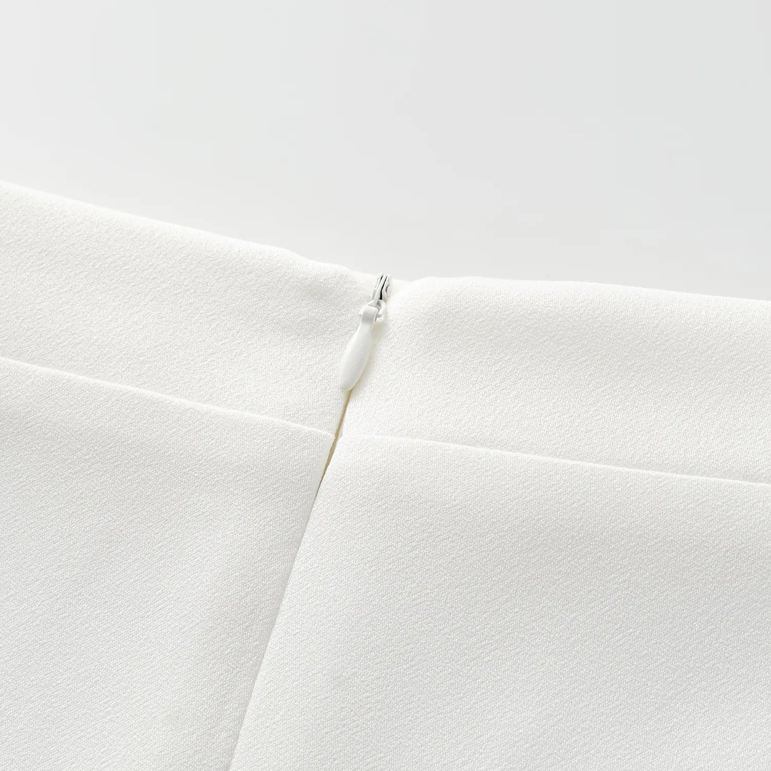 "Speak Sleek."  醋酸鉛筆裙—White