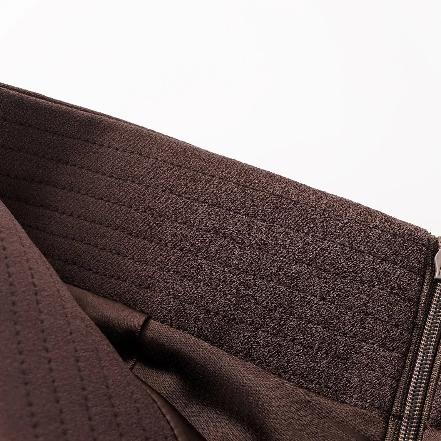 ”The Atelier.” 抗皺肌理醋酸高級訂製軟馬甲工藝高腰九分褲—麂皮棕