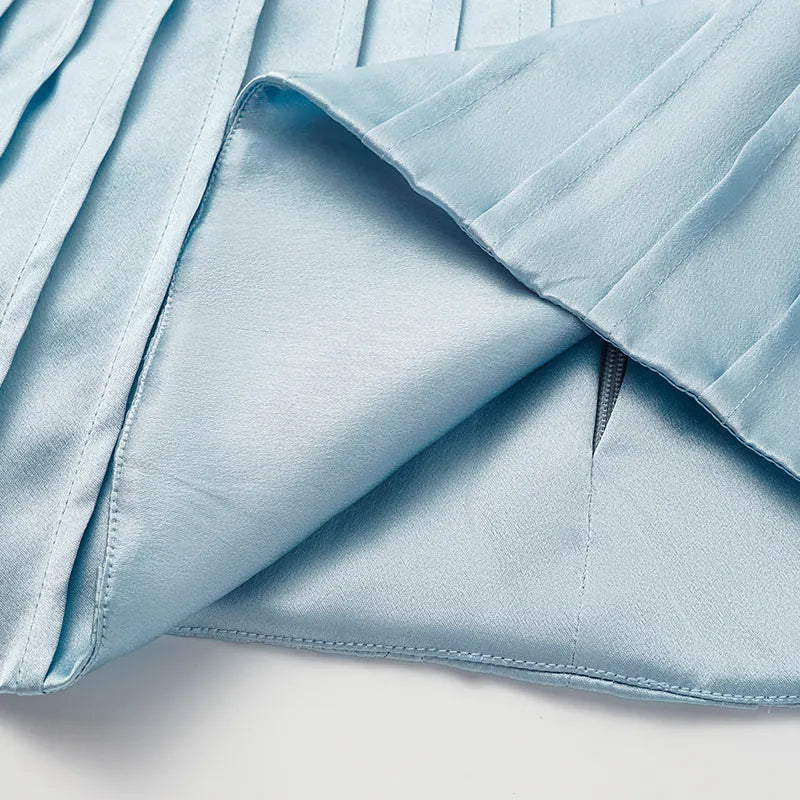 “Date night elegance. ” 100% 真絲立褶上衣— 天藍