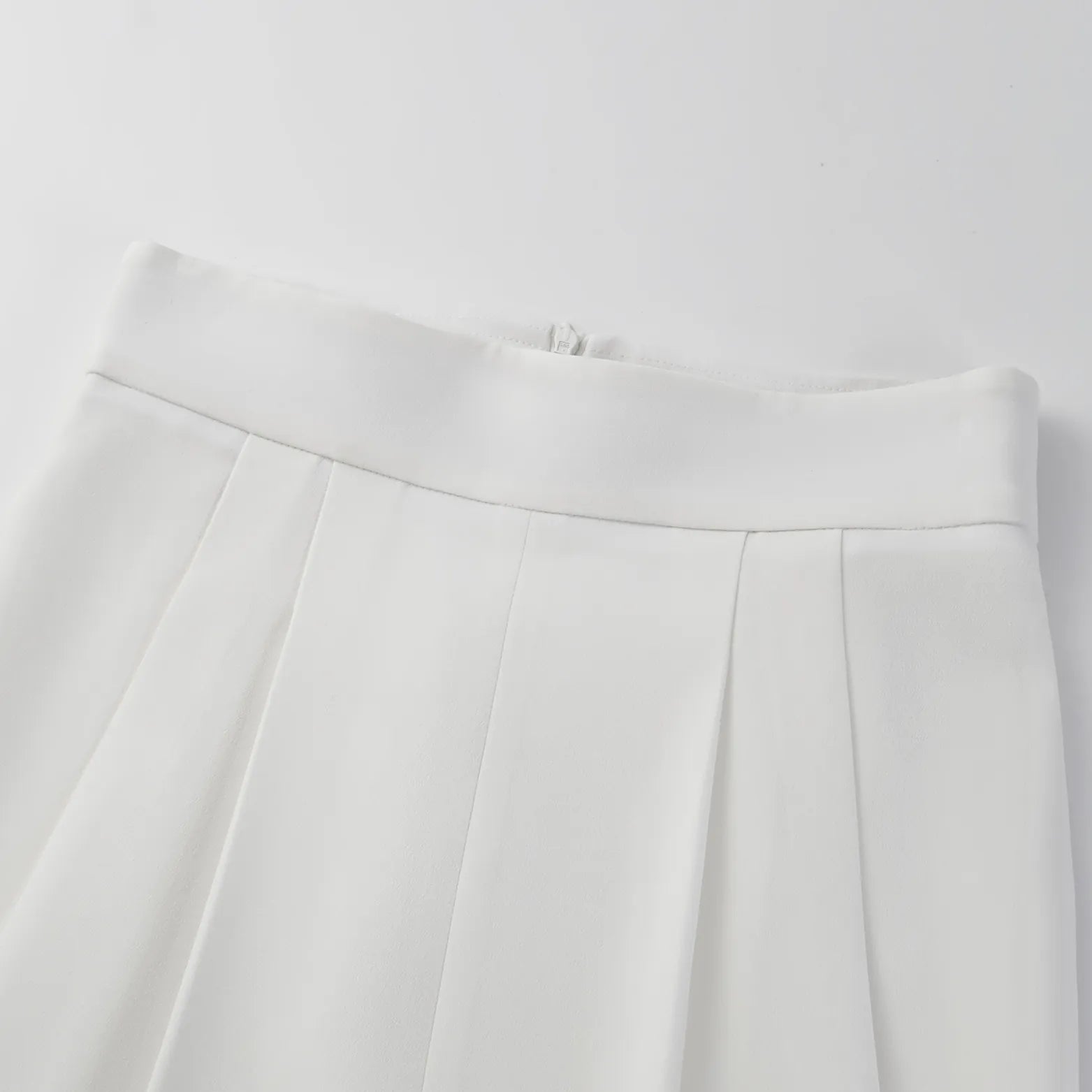 ”The Atelier.” 抗皺肌理醋酸高級訂製軟馬甲工藝高腰九分褲—白