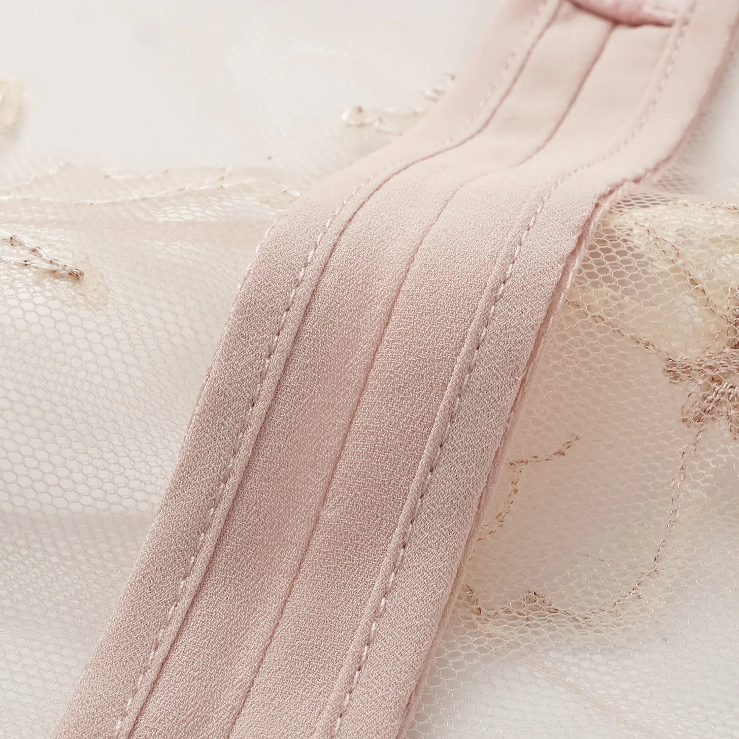 “Quiet Mastery”  法國頂級手工畫藝蕾絲上衣—Blush & Bloom