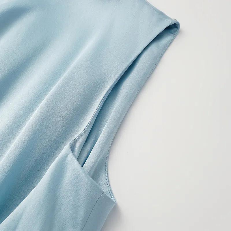 “Date night elegance. ” 100% 真絲立褶上衣— 天藍