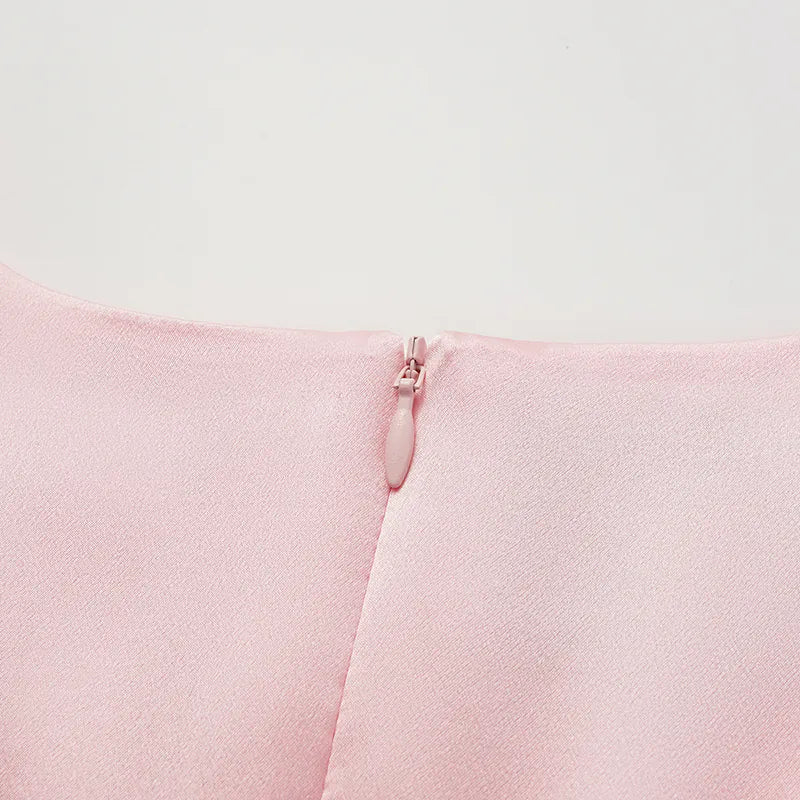 “Date night elegance. ” 100% 真絲立褶上衣— 粉紅