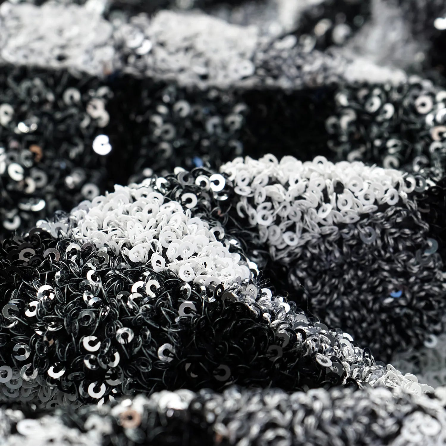 “Welcome to my party.” 亮片工藝墊肩短外套—Classic Checked.