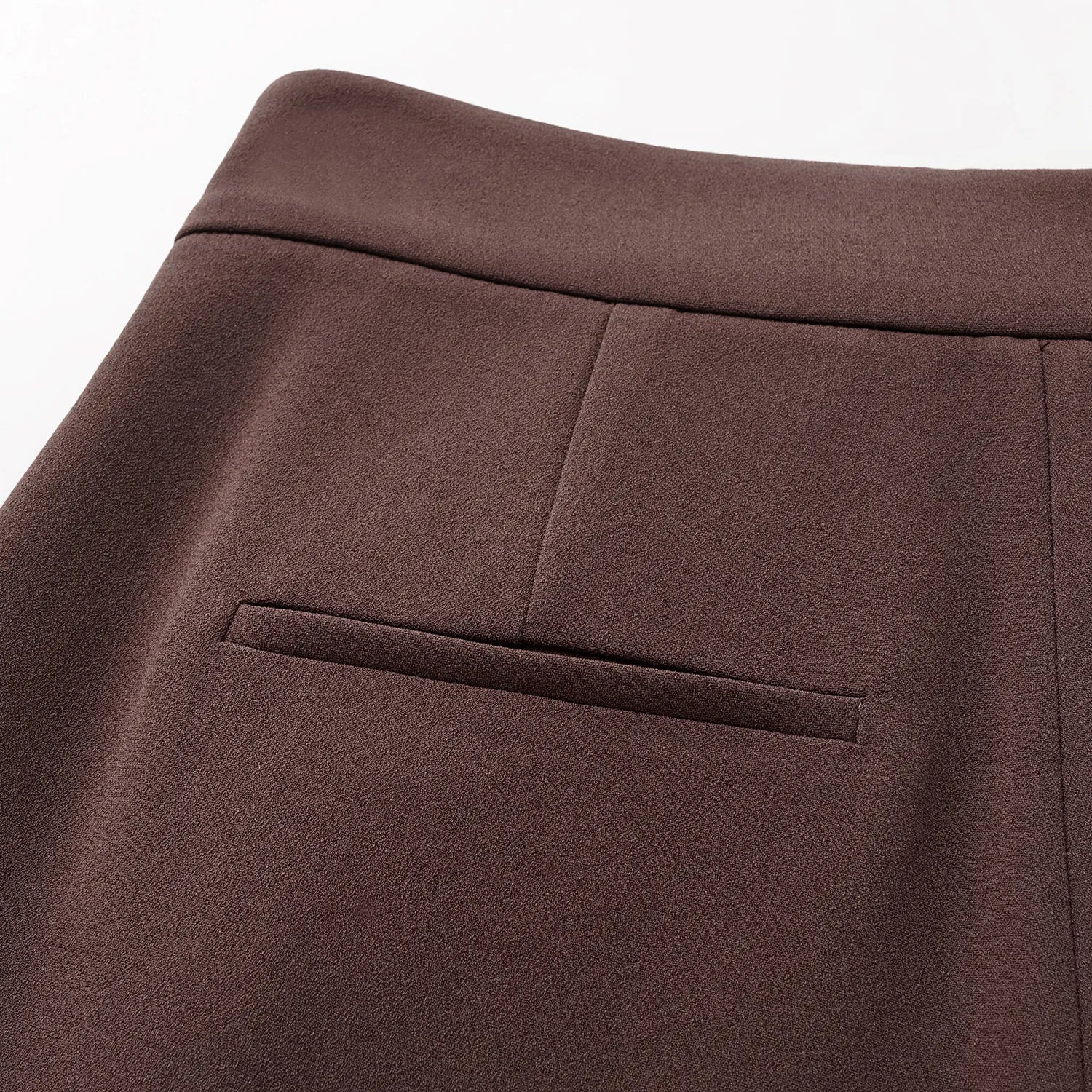 “Speak Sleek.” 抗皺肌理醋酸特殊剪裁闊腿長褲—麂皮棕