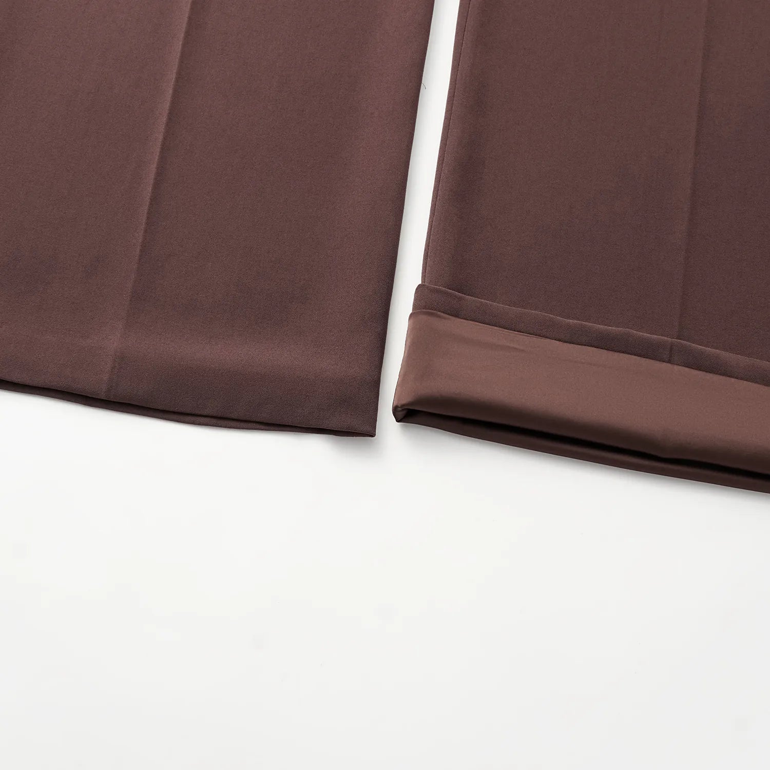 “Speak Sleek.” 抗皺肌理醋酸特殊剪裁闊腿長褲—麂皮棕