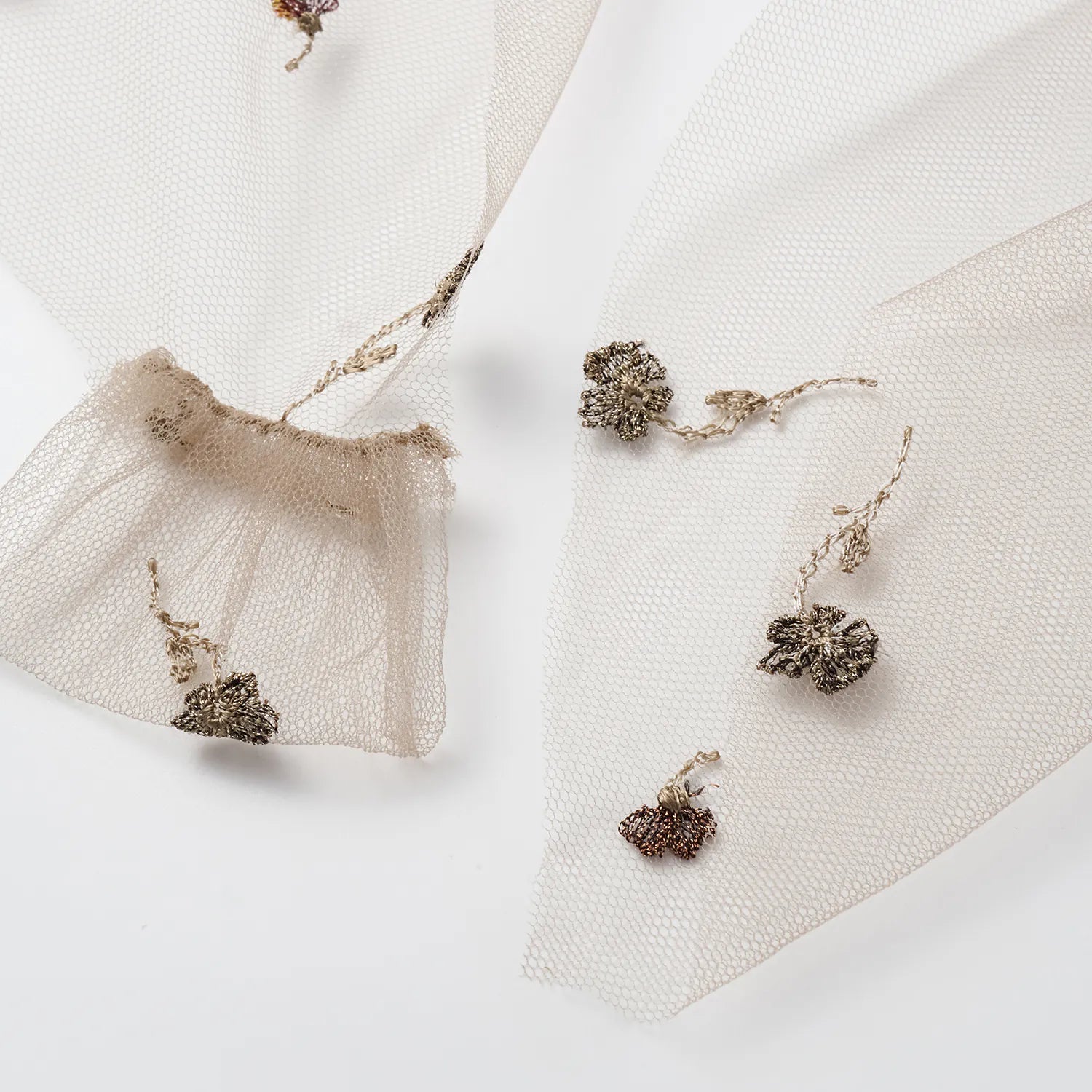 “Quiet Mastery” 法國頂級訂製蕾絲領巾—Amber Garden