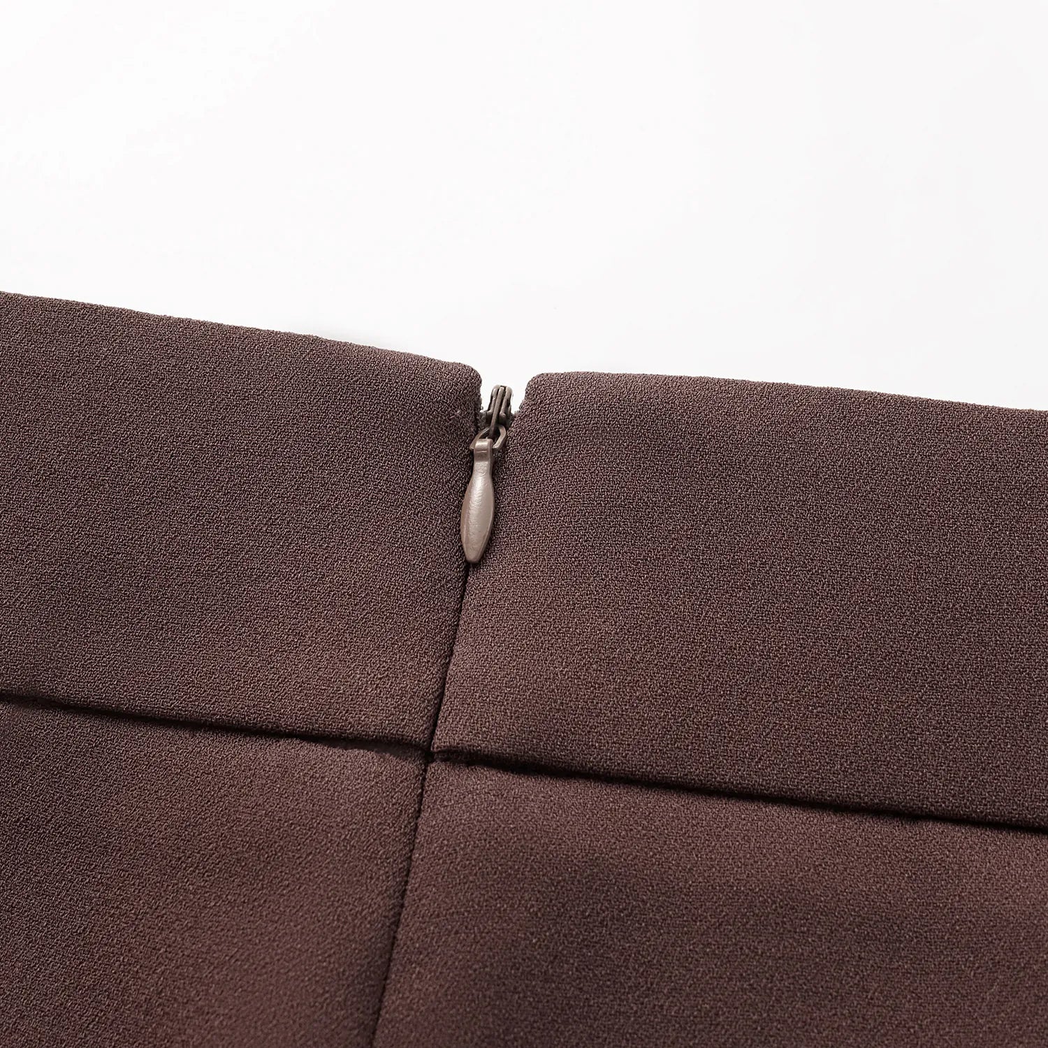 ”The Atelier.” 抗皺肌理醋酸高級訂製軟馬甲工藝高腰九分褲—麂皮棕