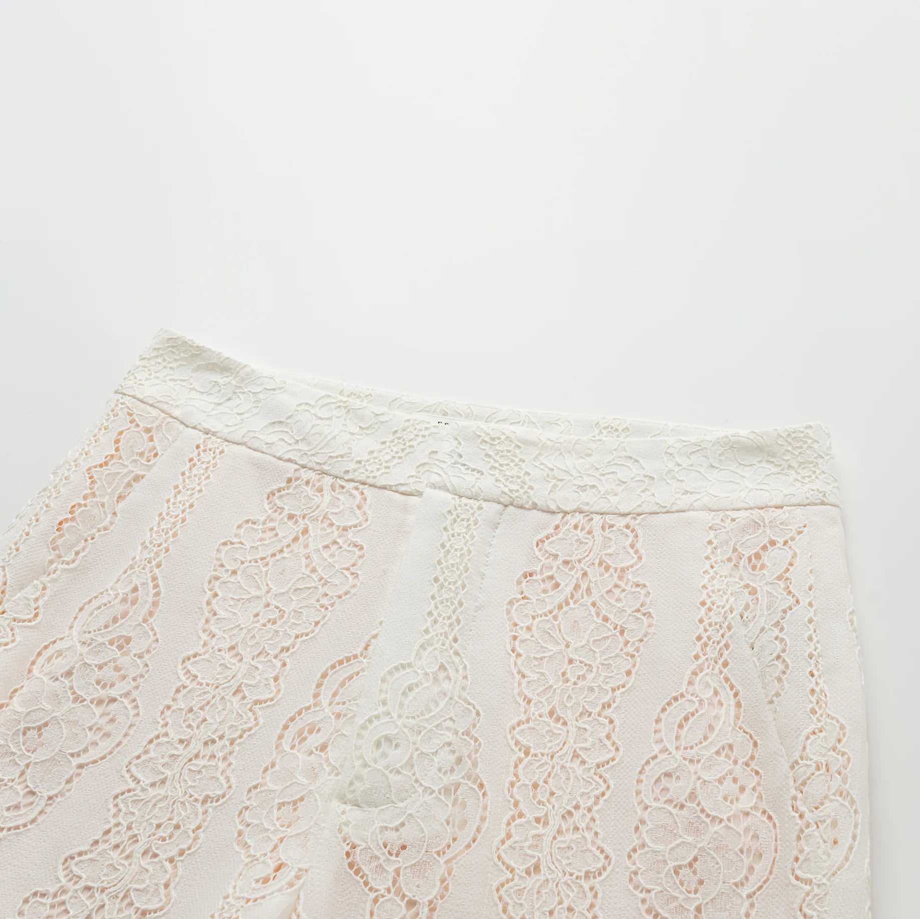 “春裳雅集” 鏤空蕾絲工藝喇叭褲