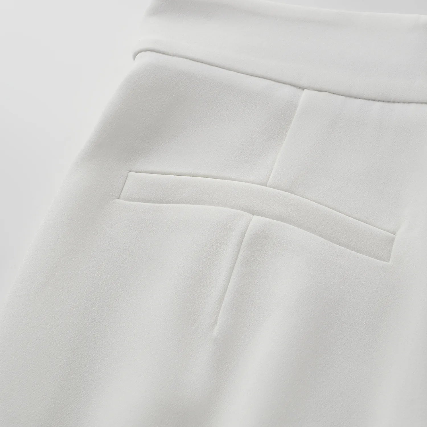 ”The Atelier.” 抗皺肌理醋酸高級訂製軟馬甲工藝高腰九分褲—白