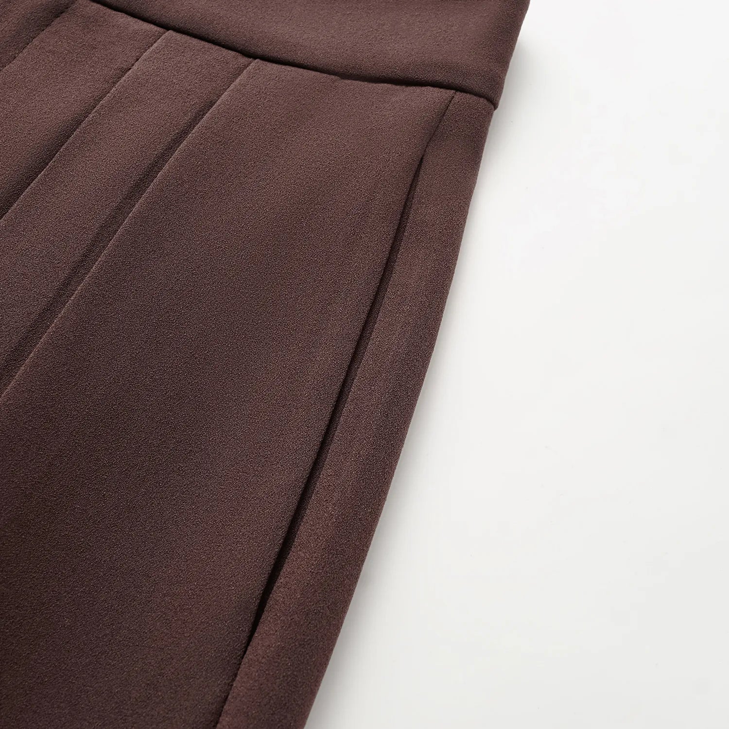 “Speak Sleek.” 抗皺肌理醋酸特殊剪裁闊腿長褲—麂皮棕