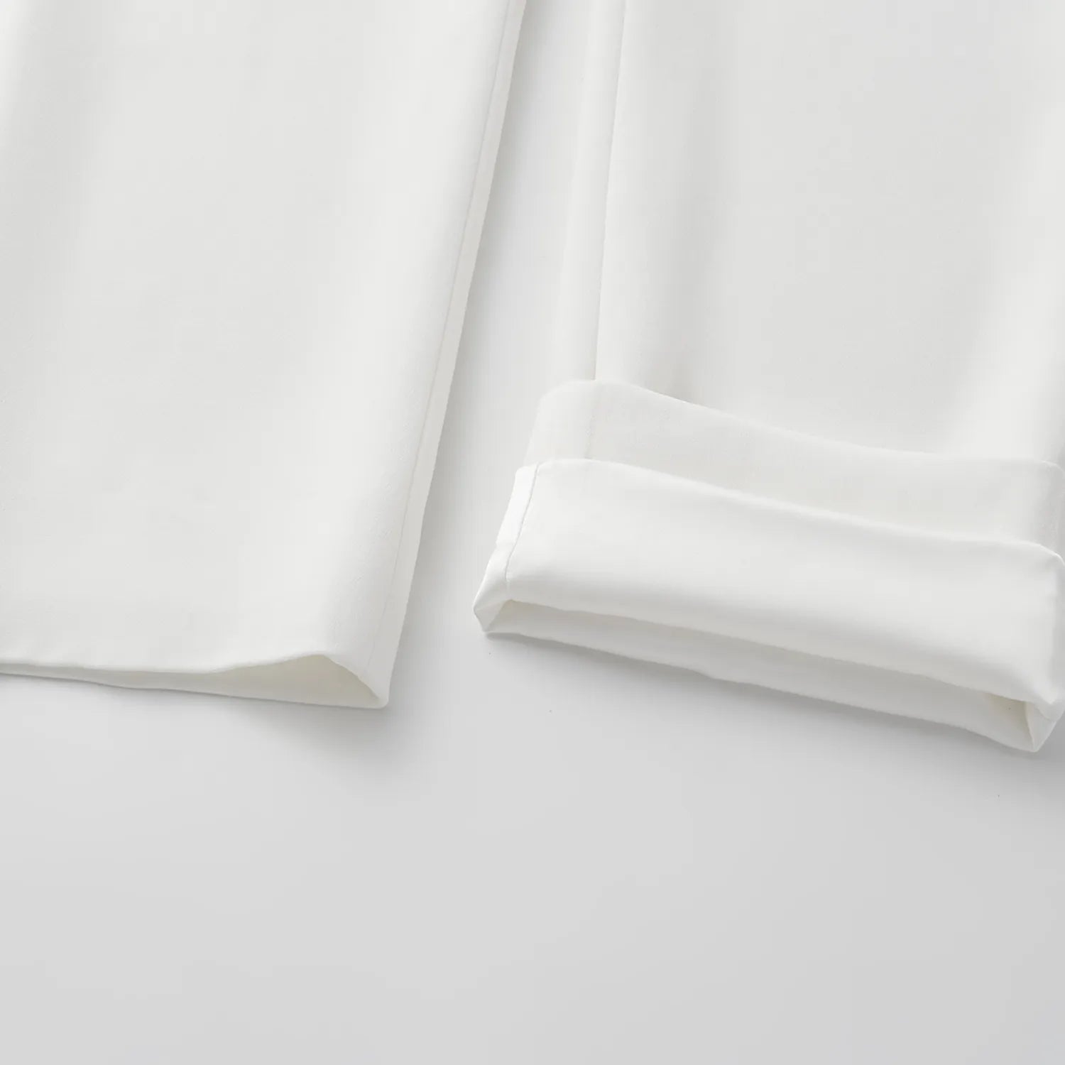 ”The Atelier.” 抗皺肌理醋酸高級訂製軟馬甲工藝高腰九分褲—白