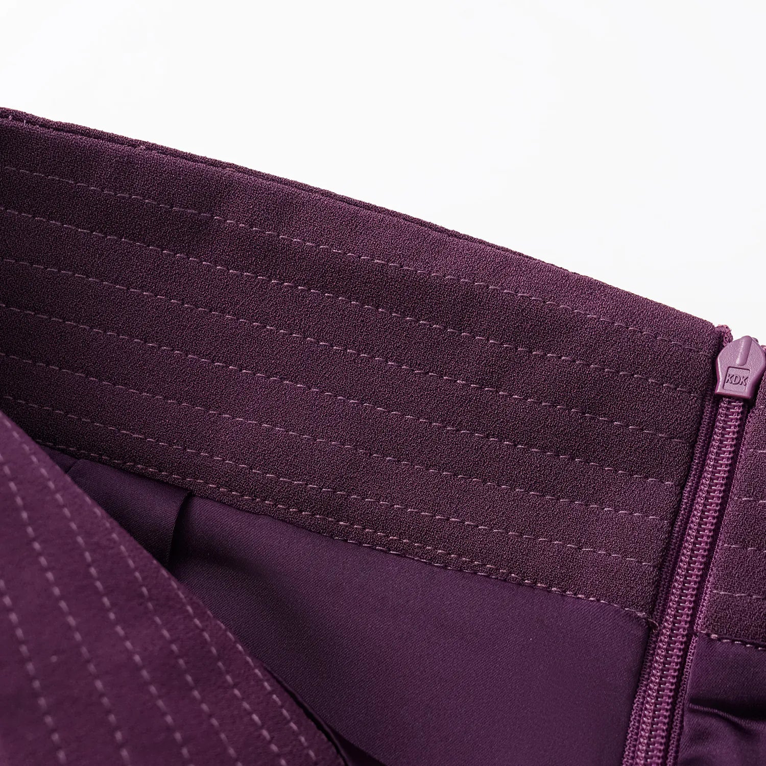 ”The Atelier.” 抗皺肌理醋酸高級訂製軟馬甲工藝高腰九分褲—葡萄紫