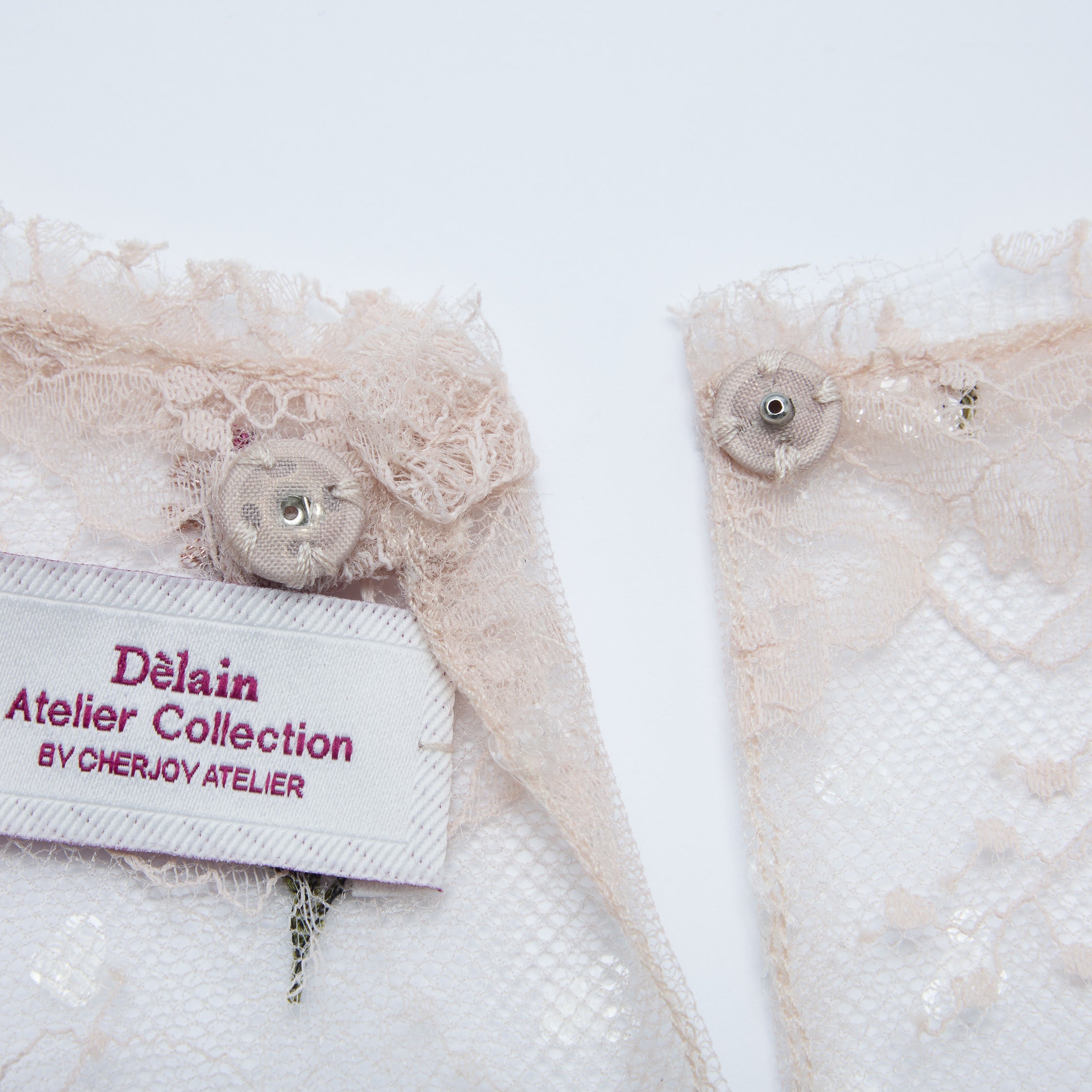 “Quiet Mastery”法國細繡織邊蕾絲上衣—Floré Veil 花序微隱