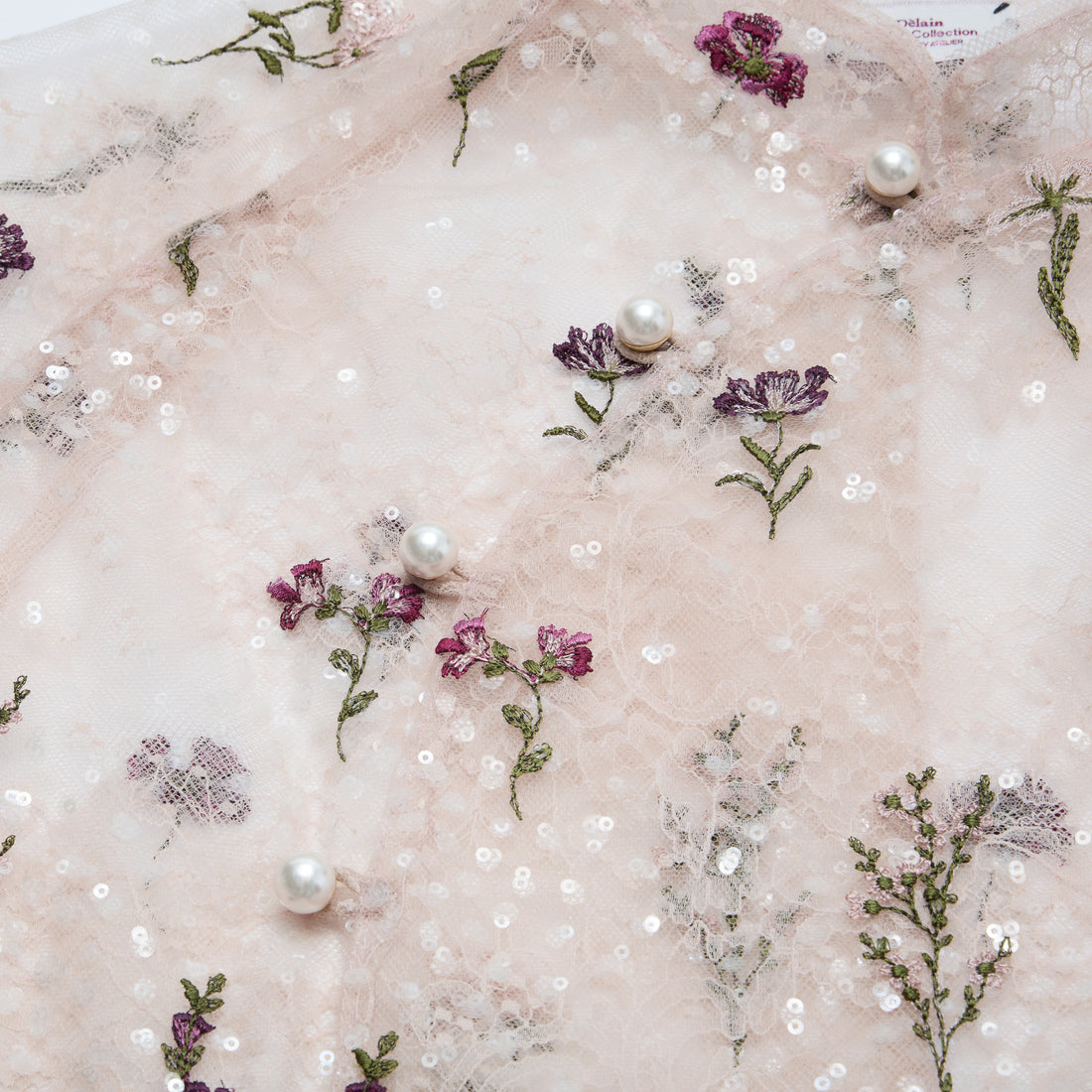 “Quiet Mastery”法國細繡織邊蕾絲輕國風短袖上衣—Floré Veil 花序微隱