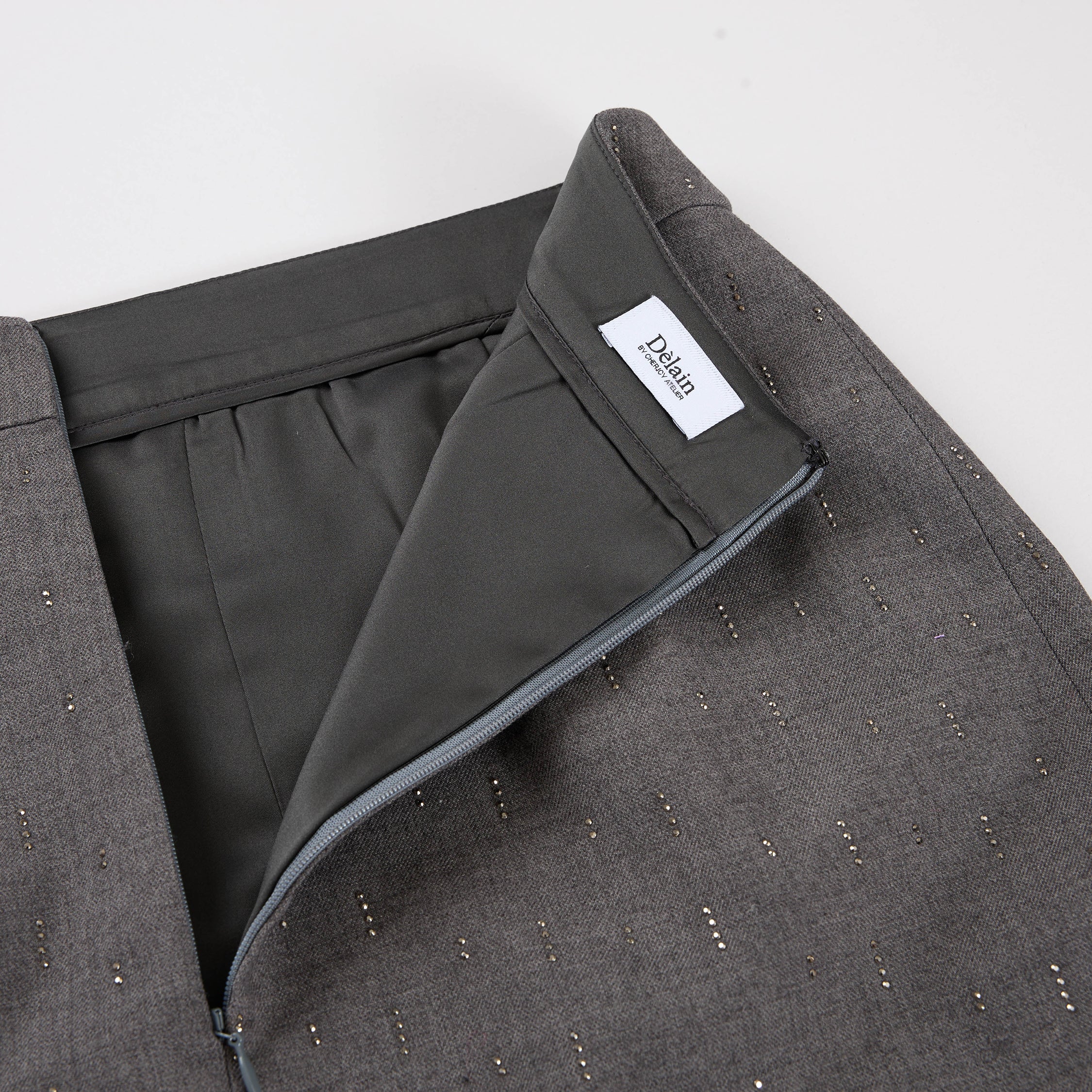 "Speak Sleek." 義大利手工鑽飾工藝鉛筆裙—Silverfall Grace銀光漫落