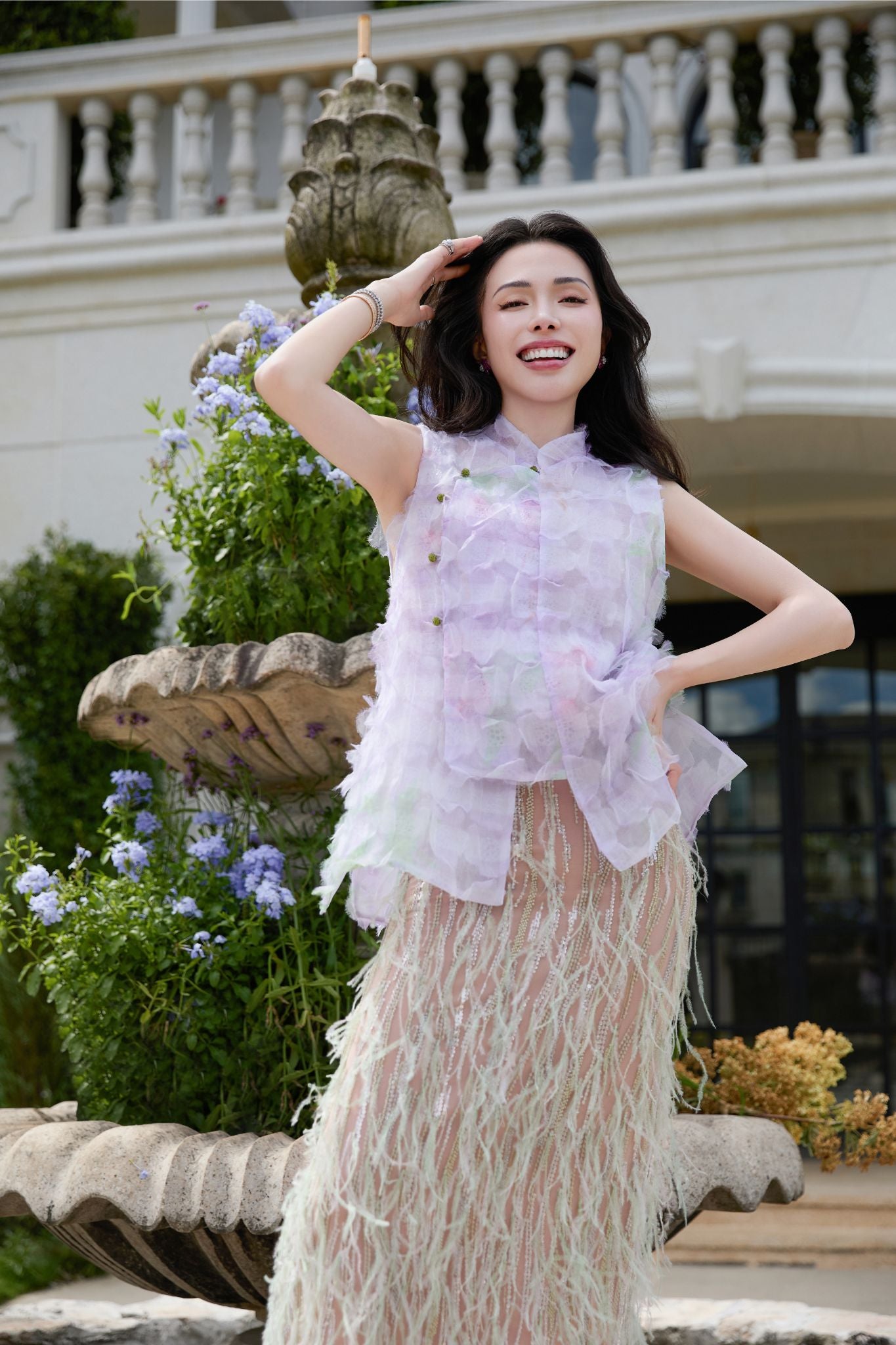 “Welcome to my party.” 珠繡羽毛工藝鉛筆裙