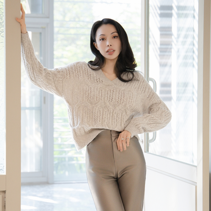 “Winter Diary” 100% Cashmere極細絨柔鏤空蜂格紋星點V領上衣—Fog Beige 霧幕杏灰
