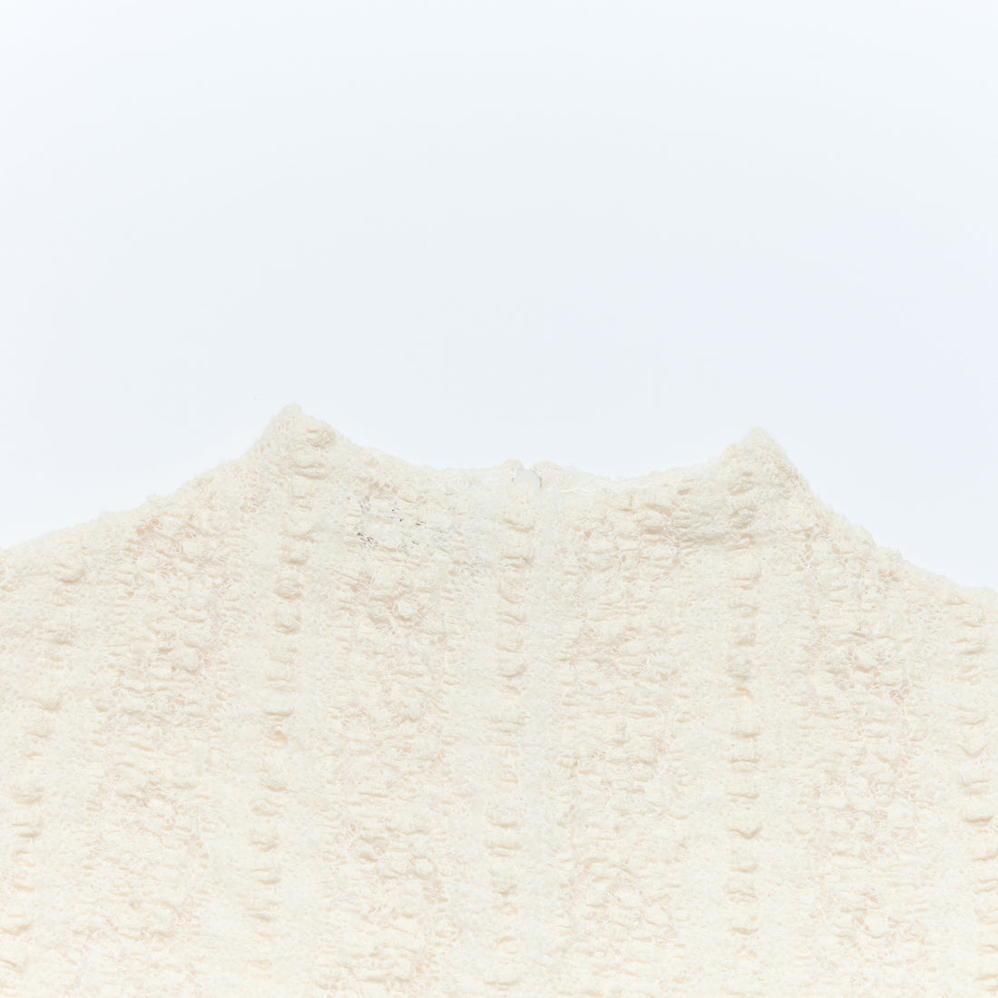 "Quiet Mastery."義大利立體點花勾織星點蕾絲上衣—Velvet Moon暖月低語