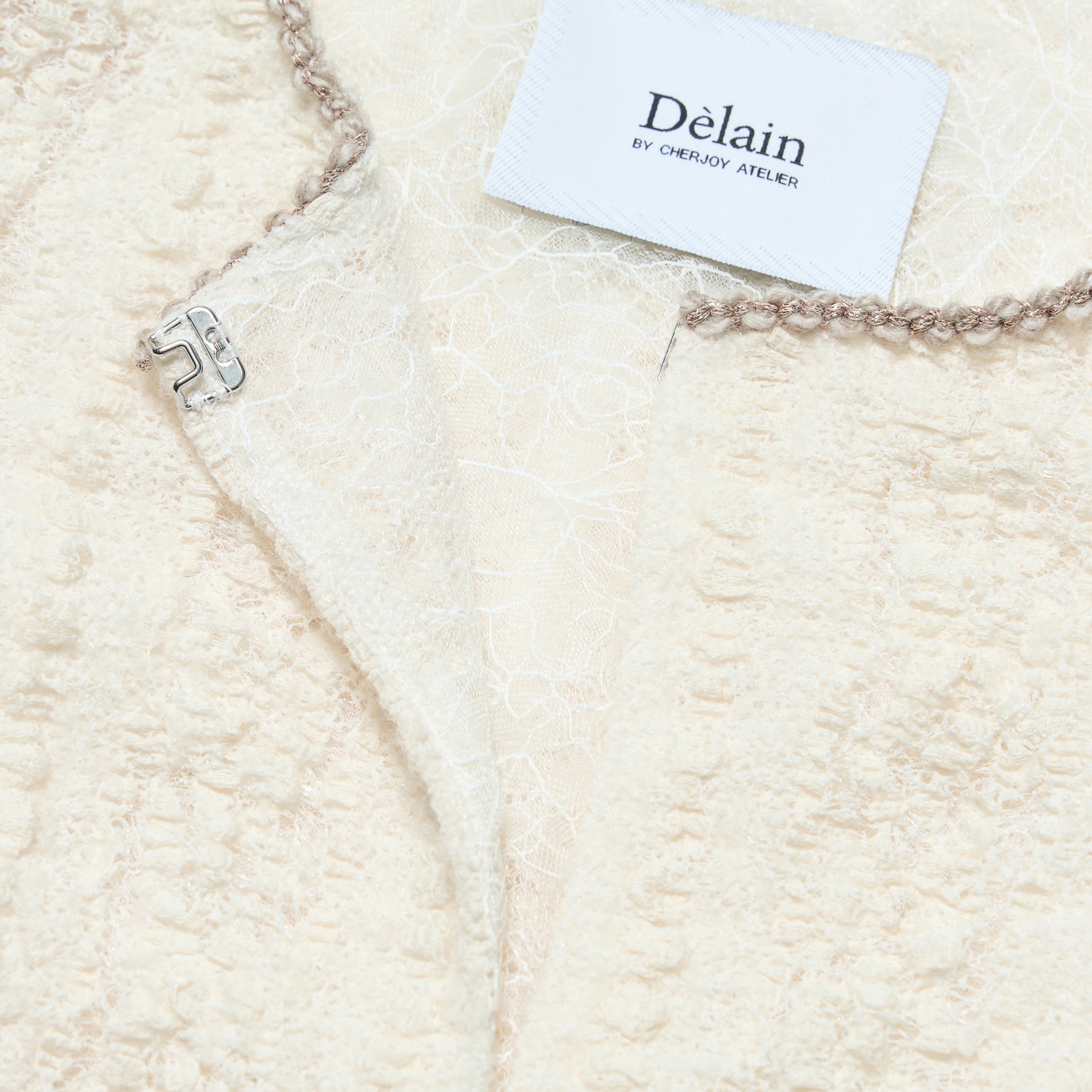 "Quiet Mastery."義大利立體點花勾織星點蕾絲五分袖短版外套—Velvet Moon暖月低語