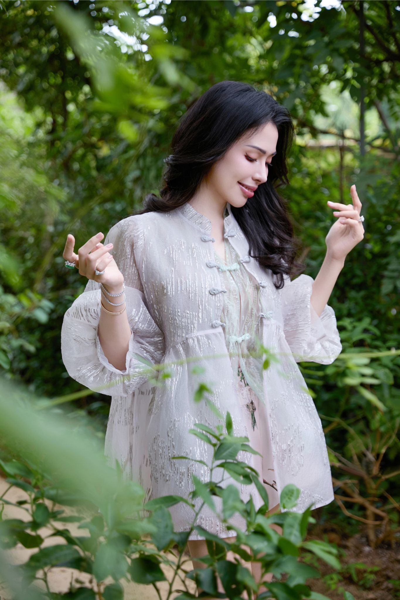 “Welcome to my party.” 珠繡羽毛工藝輕國風馬甲背心