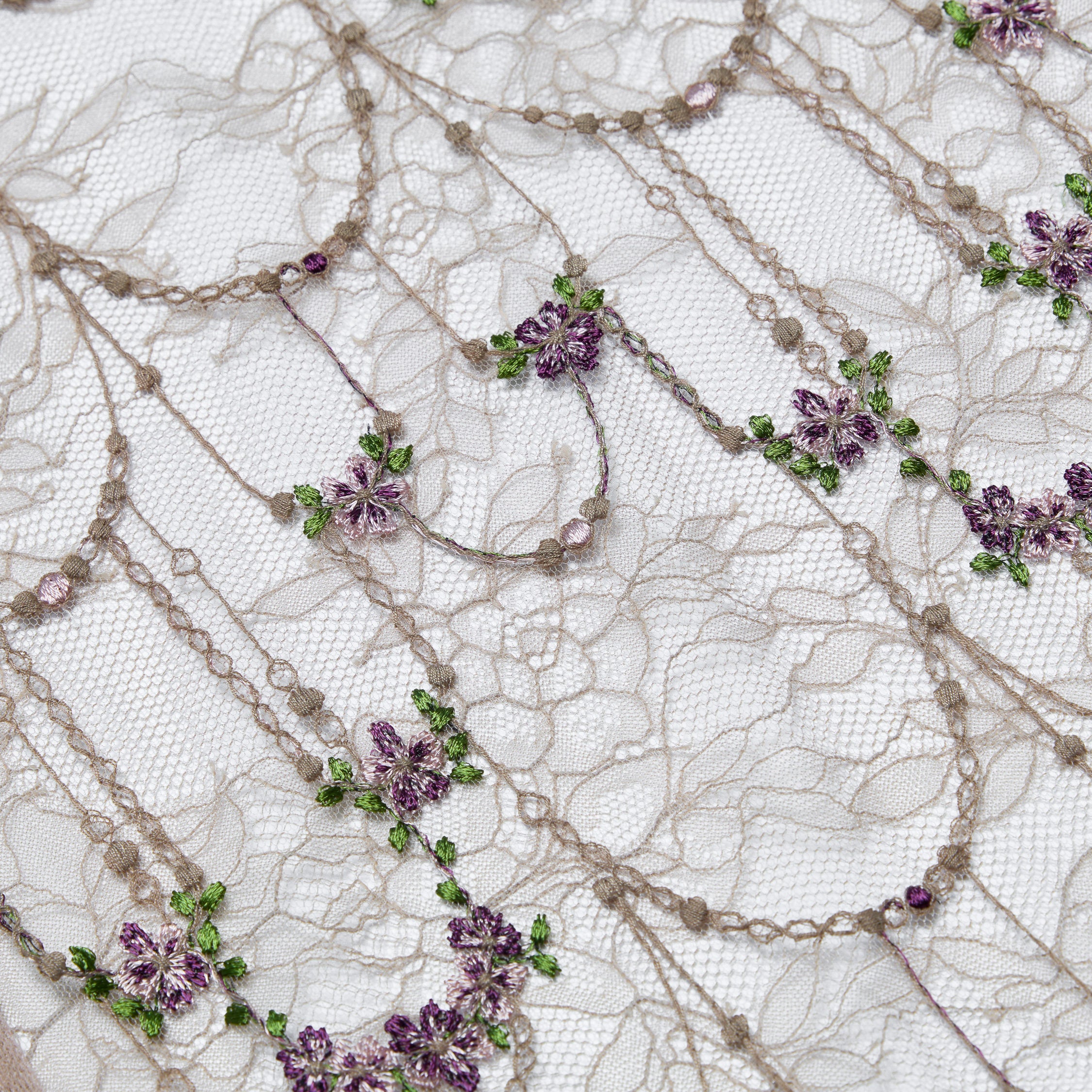 “Quiet Mastery”法國細繡織邊蕾絲輕國風短袖上衣—Floré Chain花語藏盒