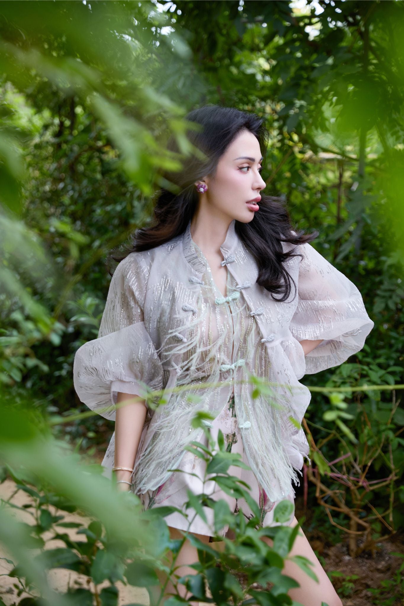 “Welcome to my party.” 珠繡羽毛工藝輕國風馬甲背心