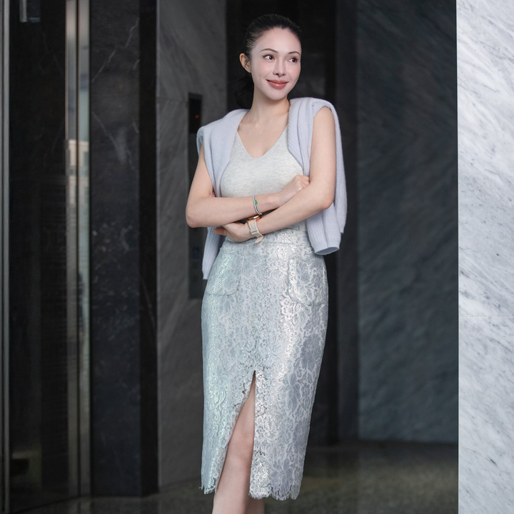 “Quiet Mastery.”法國頂級虹彩鍍光織花蕾絲鉛筆裙—Silver Nocturne銀夜花箋