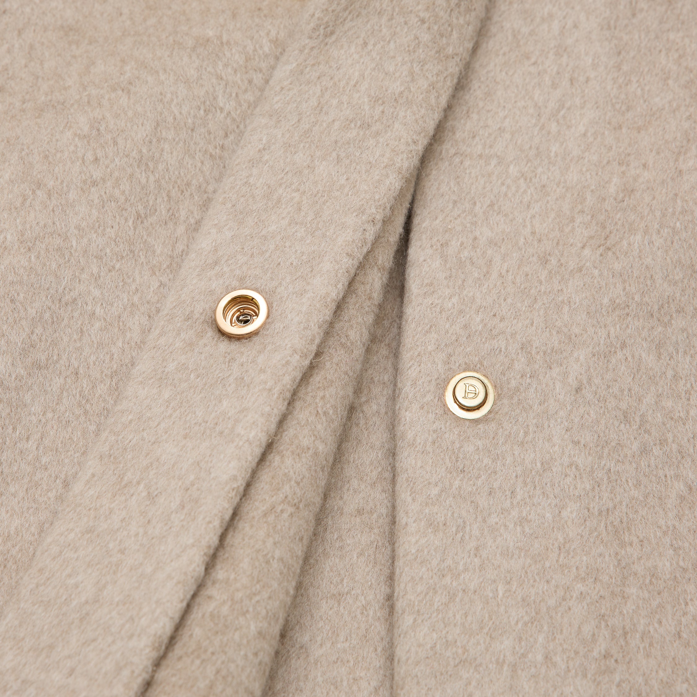 “Winter Diary”100%Cashmere雙面長絨工藝翻領斗篷外套—Warm Taupe暖砂絨夢