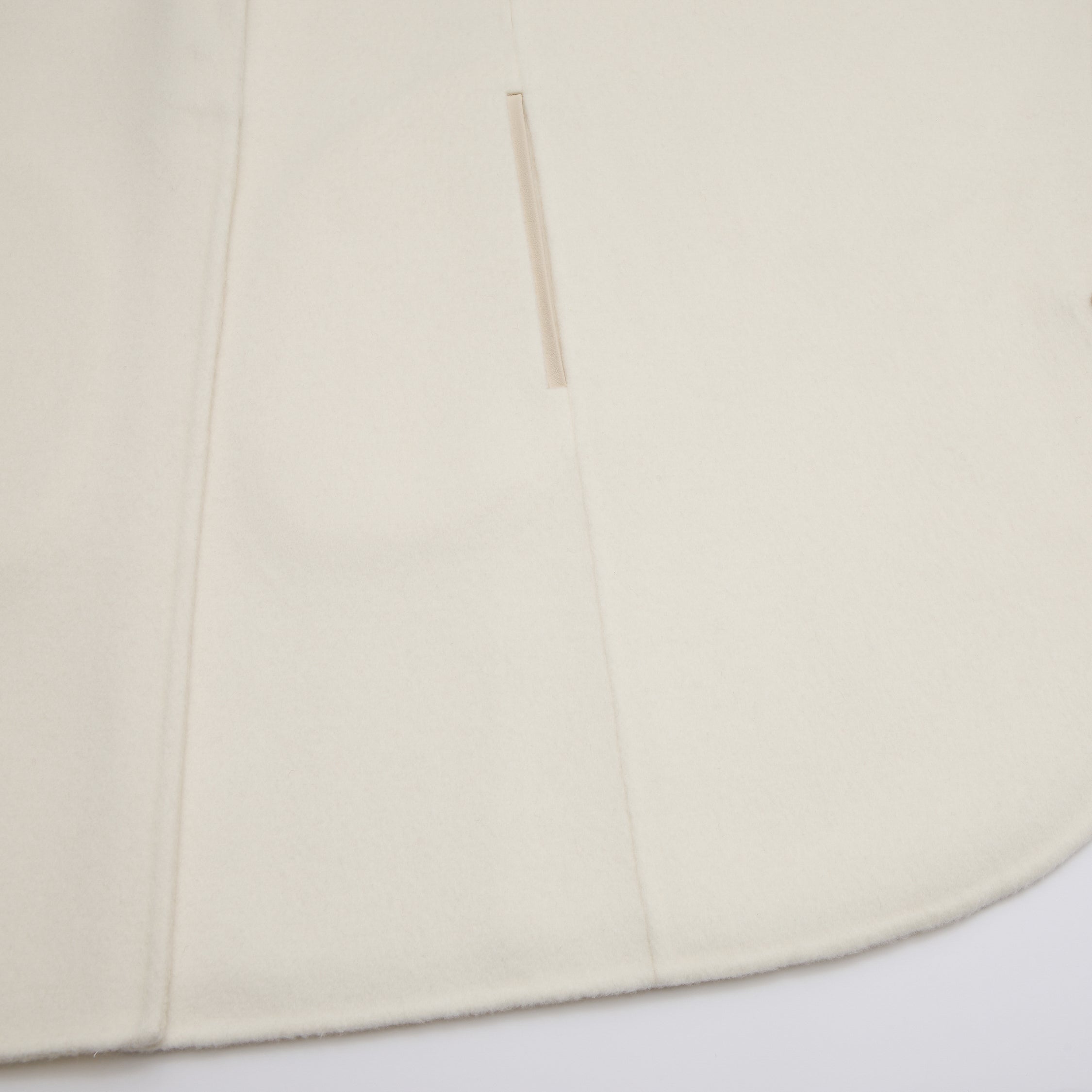 “Winter Diary”100%Cashmere雙面長絨工藝翻領斗篷外套—Frost Veil白境冬霧